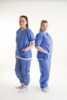 Bilde av to jenter kledd opp i clean air suits