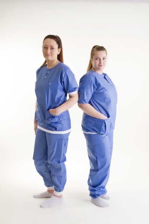 Bilde av to jenter kledd opp i clean air suits