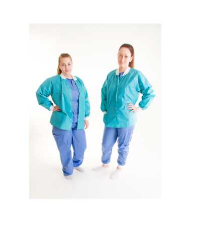 Bilde av to damer i operasjonsbekledning