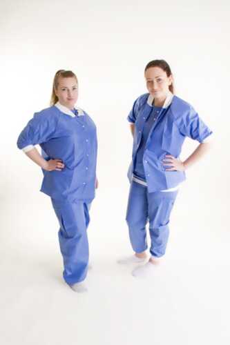 Bilde av to damer i operasjonsbekledning